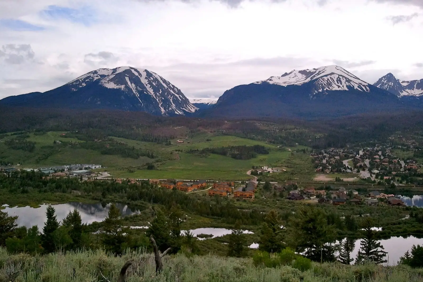 Scenic Silverthorne, Colorado mountain view. Private shuttle service from Denver to Silverthorne by Mr. Chauffeur Colorado.