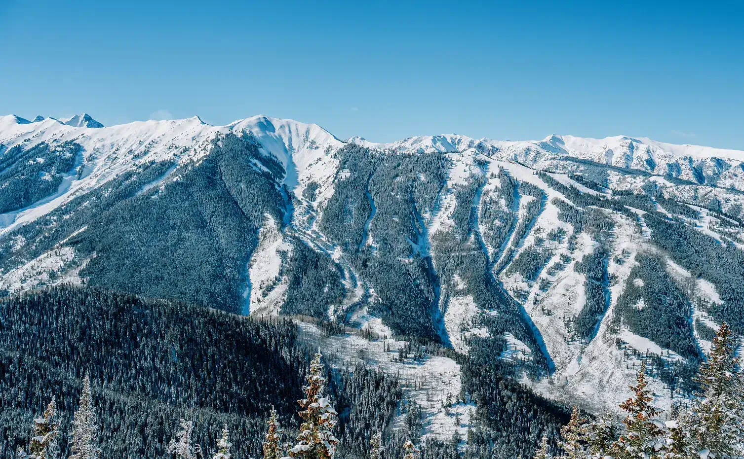 Scenic snowy mountain view of Aspen Snowmass ski slopes. Private shuttle from DEN/EGE to Aspen/Snowmass by Mr. Chauffeur Colorado.